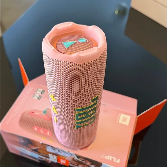 JBL Flip 7 Speaker - Pink - Picture 4 of 7
